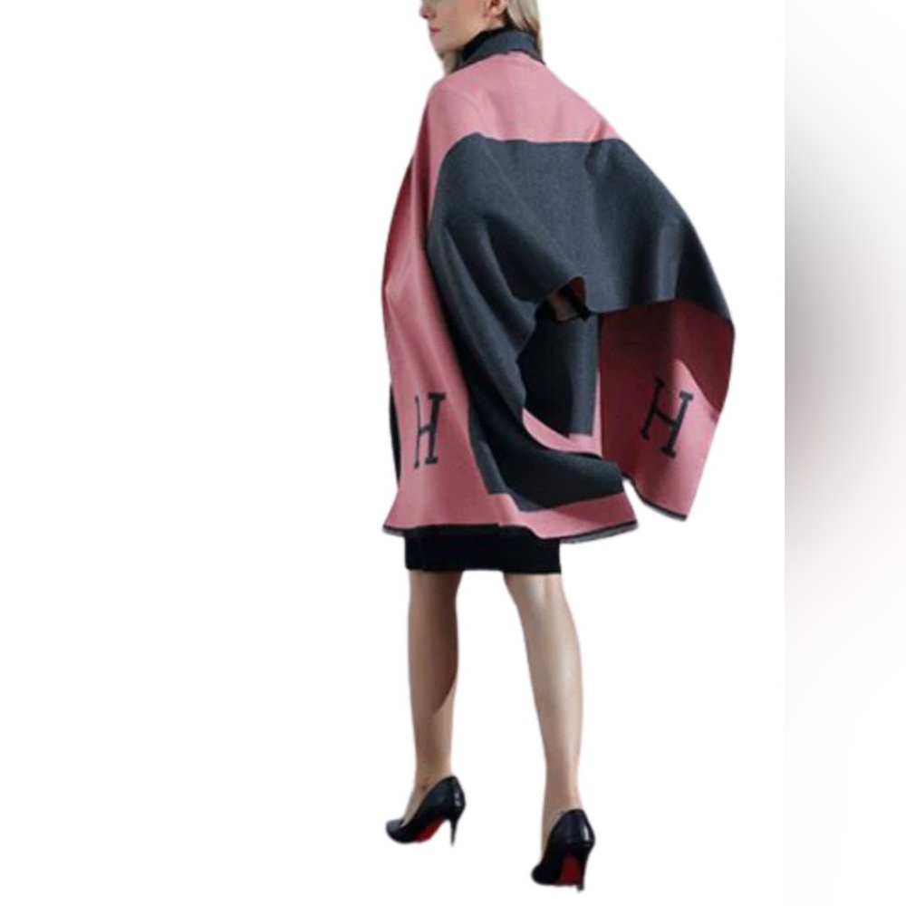 EUC Unlabeled Wool Pink/ Grey Color-block “H” Print scarf